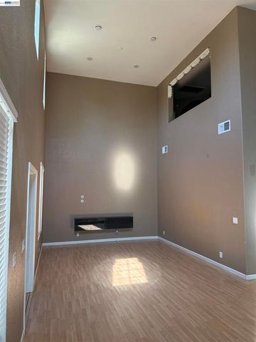 1016 Cypress Run Dr, Stockton, CA 95209