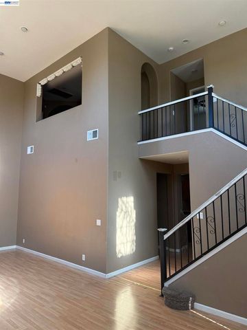 1016 Cypress Run Dr, Stockton, CA 95209