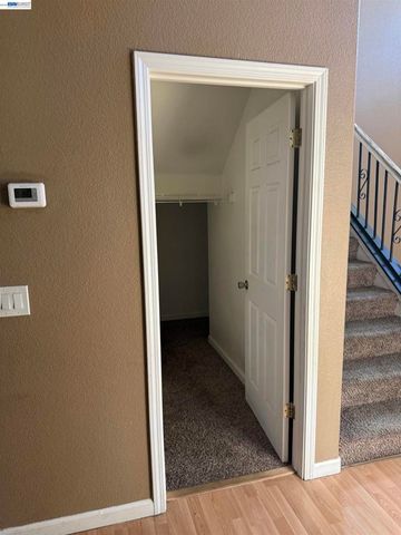 1016 Cypress Run Dr, Stockton, CA 95209