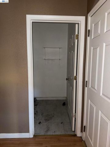1016 Cypress Run Dr, Stockton, CA 95209