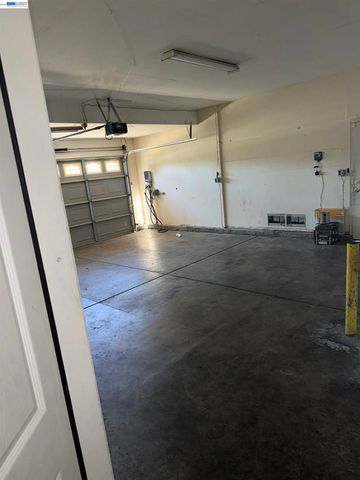 1016 Cypress Run Dr, Stockton, CA 95209