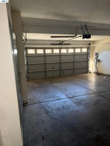 1016 Cypress Run Dr, Stockton, CA 95209