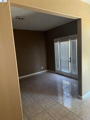 1016 Cypress Run Dr, Stockton, CA 95209