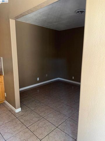 1016 Cypress Run Dr, Stockton, CA 95209