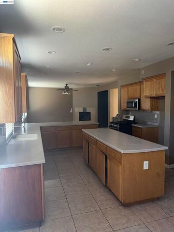 1016 Cypress Run Dr, Stockton, CA 95209