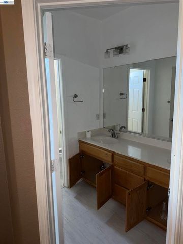 1016 Cypress Run Dr, Stockton, CA 95209