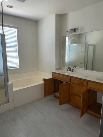 1016 Cypress Run Dr, Stockton, CA 95209