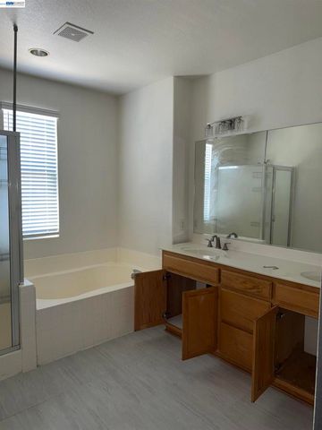 1016 Cypress Run Dr, Stockton, CA 95209