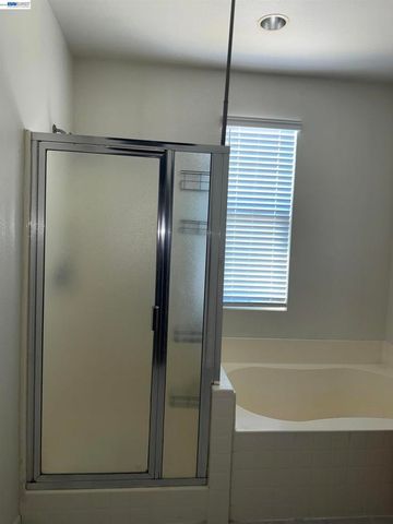 1016 Cypress Run Dr, Stockton, CA 95209