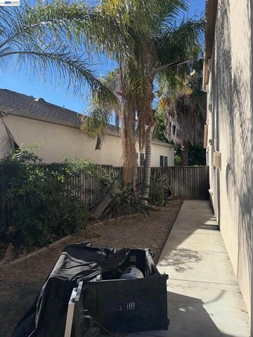 1016 Cypress Run Dr, Stockton, CA 95209