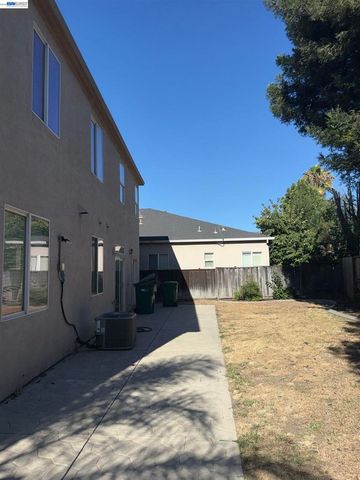 1016 Cypress Run Dr, Stockton, CA 95209