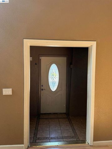 1016 Cypress Run Dr, Stockton, CA 95209