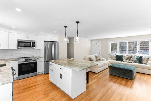 8 Dianthus Rd, Holbrook, MA 02343