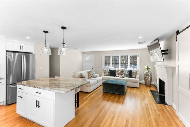 8 Dianthus Rd, Holbrook, MA 02343