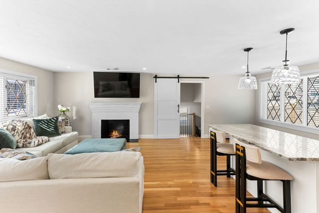 8 Dianthus Rd, Holbrook, MA 02343