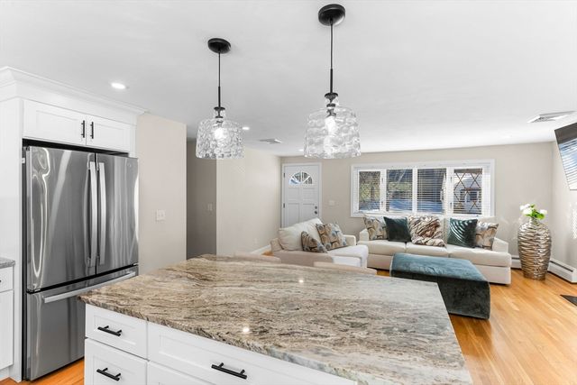 8 Dianthus Rd, Holbrook, MA 02343