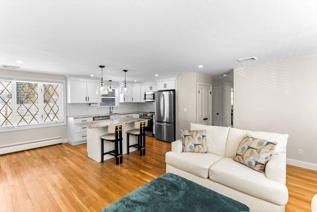 8 Dianthus Rd, Holbrook, MA 02343