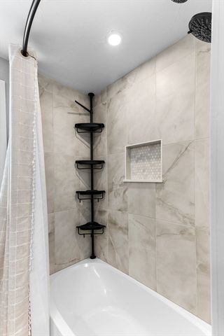 8 Dianthus Rd, Holbrook, MA 02343