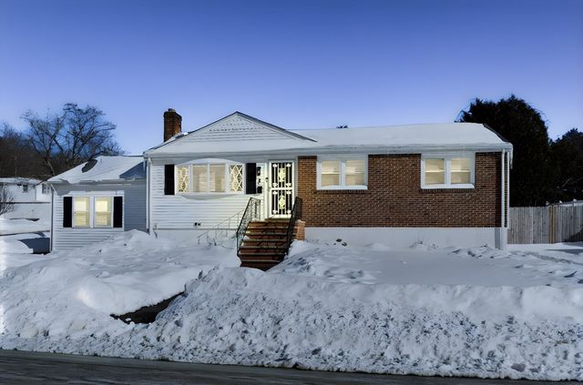 8 Dianthus Rd, Holbrook, MA 02343