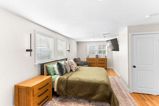 8 Dianthus Rd, Holbrook, MA 02343