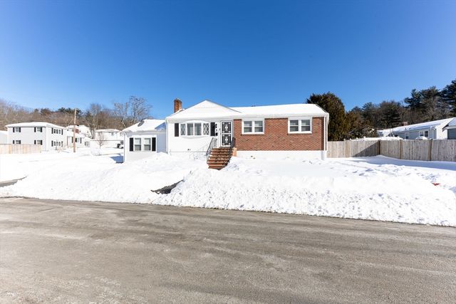 8 Dianthus Rd, Holbrook, MA 02343