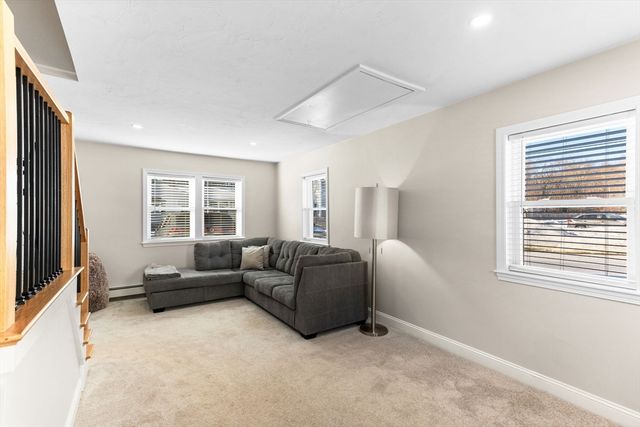 8 Dianthus Rd, Holbrook, MA 02343