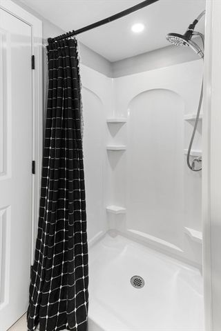 8 Dianthus Rd, Holbrook, MA 02343