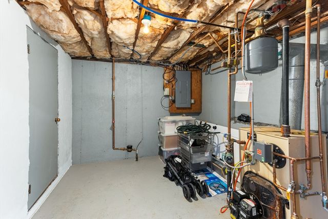 8 Dianthus Rd, Holbrook, MA 02343