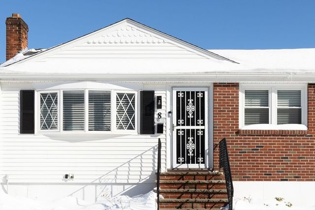 8 Dianthus Rd, Holbrook, MA 02343