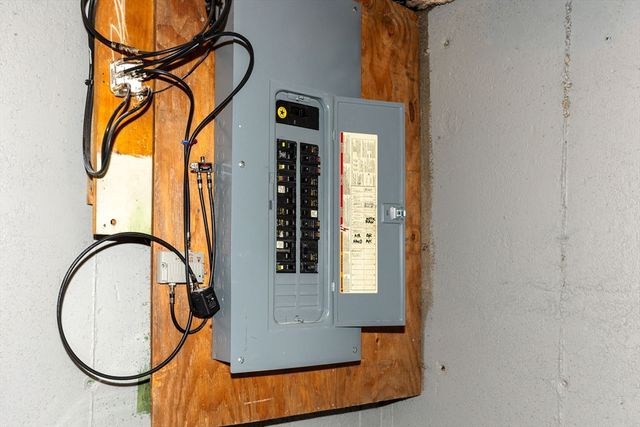 8 Dianthus Rd, Holbrook, MA 02343