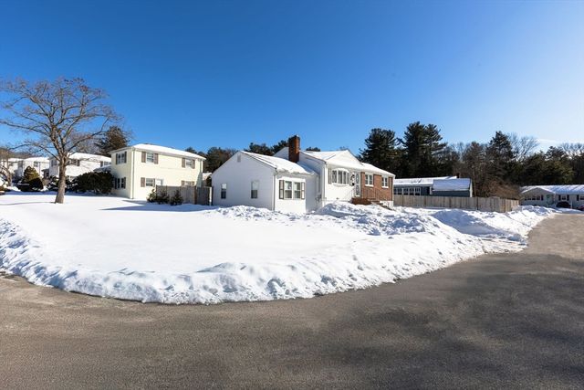 8 Dianthus Rd, Holbrook, MA 02343