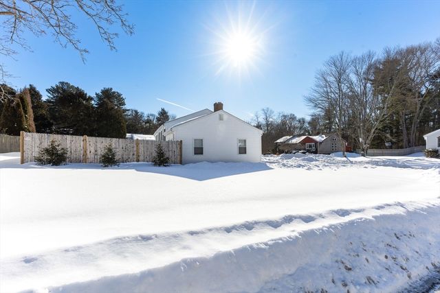 8 Dianthus Rd, Holbrook, MA 02343