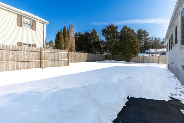 8 Dianthus Rd, Holbrook, MA 02343