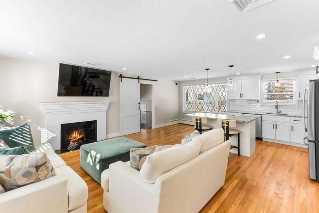 8 Dianthus Rd, Holbrook, MA 02343