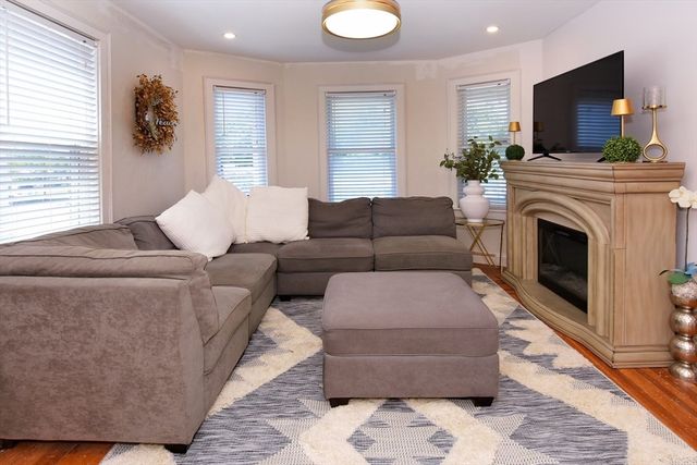 435 Cabot St B, Beverly, MA 01915