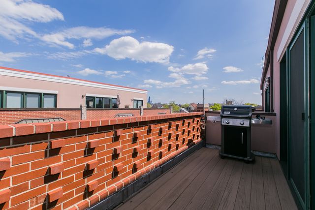 2005 N HOYNE Avenue, Chicago, IL 60647