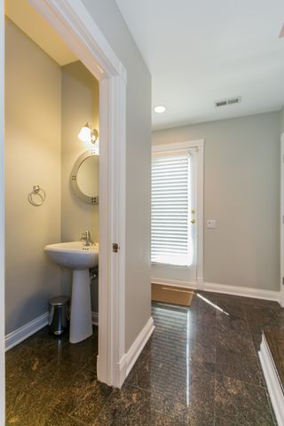 2005 N HOYNE Avenue, Chicago, IL 60647