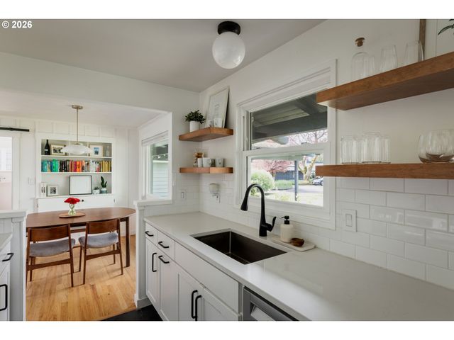 9720 Sw INGLEWOOD Pl, Portland, OR 97225