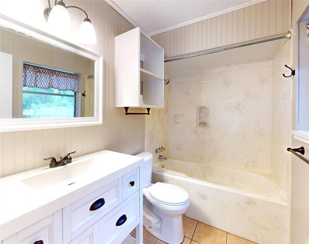 5221 Cottonwood Circle, Dickinson, TX 77539