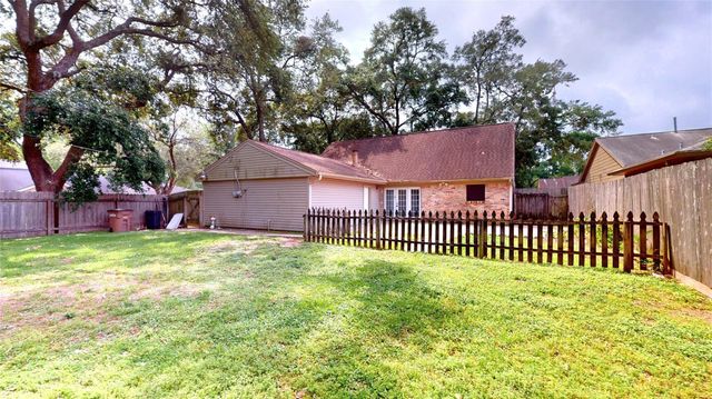 5221 Cottonwood Circle, Dickinson, TX 77539