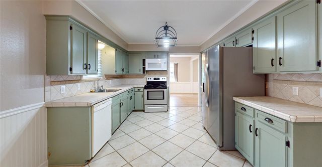5221 Cottonwood Circle, Dickinson, TX 77539