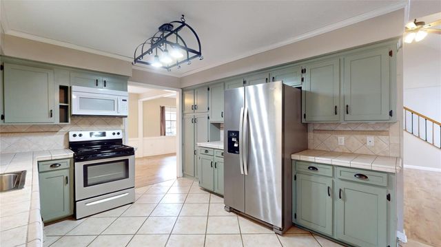 5221 Cottonwood Circle, Dickinson, TX 77539
