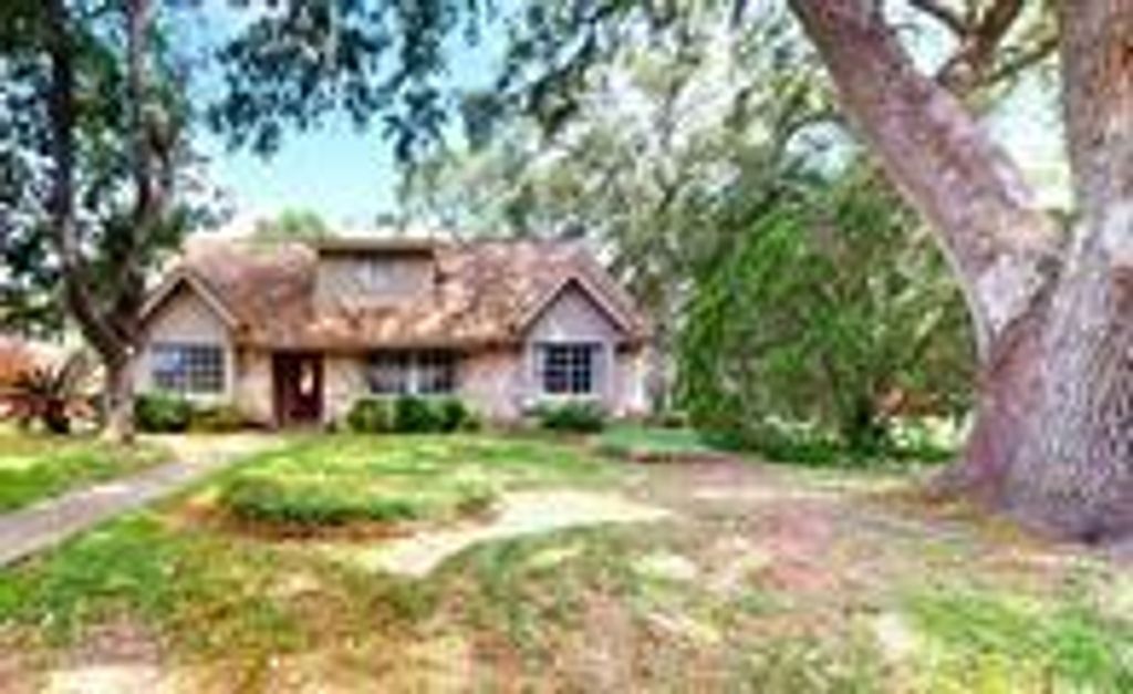 5221 Cottonwood Circle, Dickinson, TX 77539