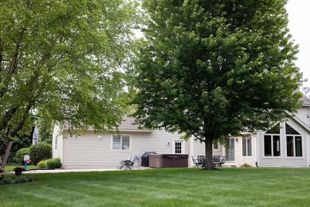 2517 Fox River CIRCLE, Waukesha, WI 53189