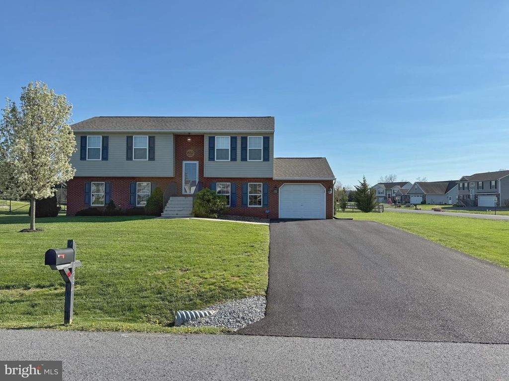 852 BRISTOL DR, Greencastle, PA 17225