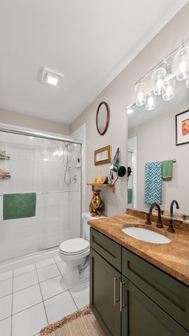 2524 W Bloomingdale Avenue B, Chicago, IL 60647