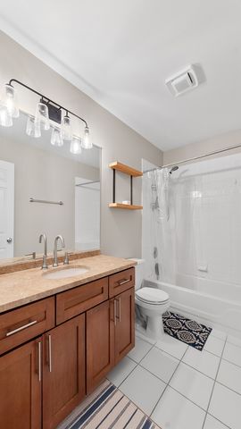 2524 W Bloomingdale Avenue B, Chicago, IL 60647