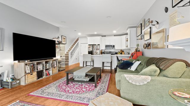 2524 W Bloomingdale Avenue B, Chicago, IL 60647