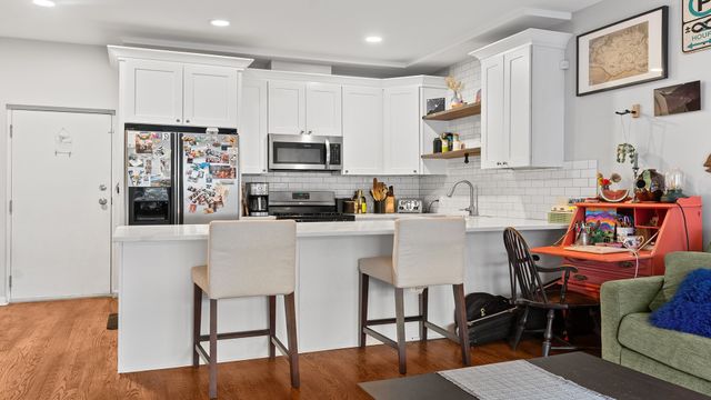 2524 W Bloomingdale Avenue B, Chicago, IL 60647