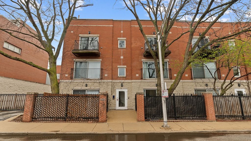 2524 W Bloomingdale Avenue B, Chicago, IL 60647